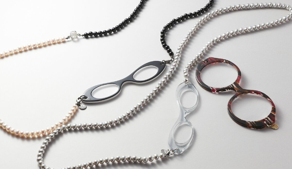 エレガントなネックレスで「見る」しぐさがスマートに！大人女性に