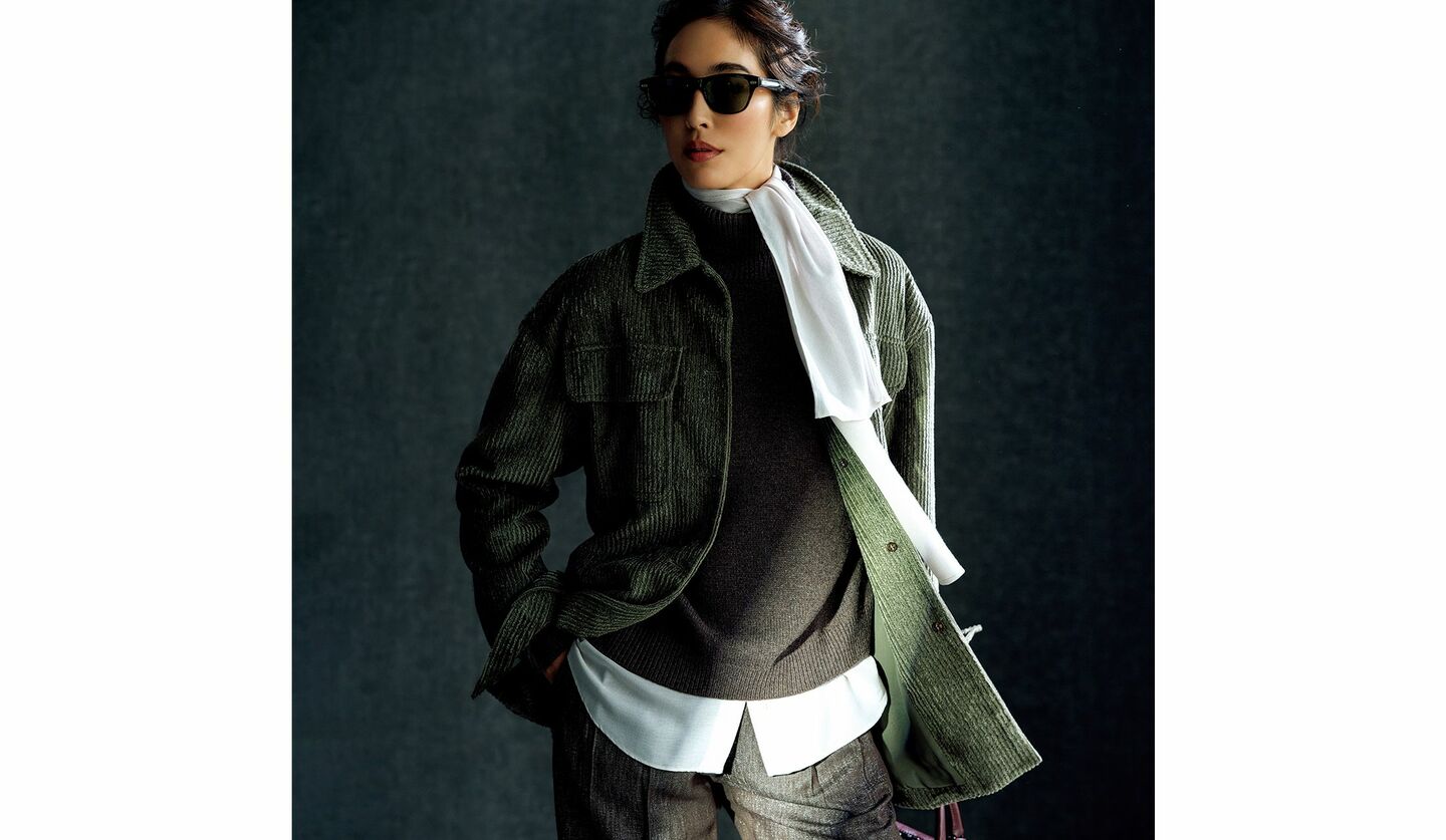 コーデュロイのジャケットにラメデニムを合わせたモデルの立野リカさん