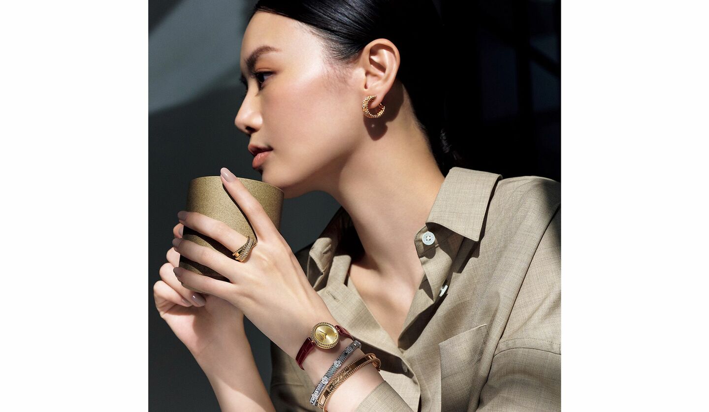 「ヴァン クリーフ＆アーペル」のジュエリー『ペルレ』のコーディネート