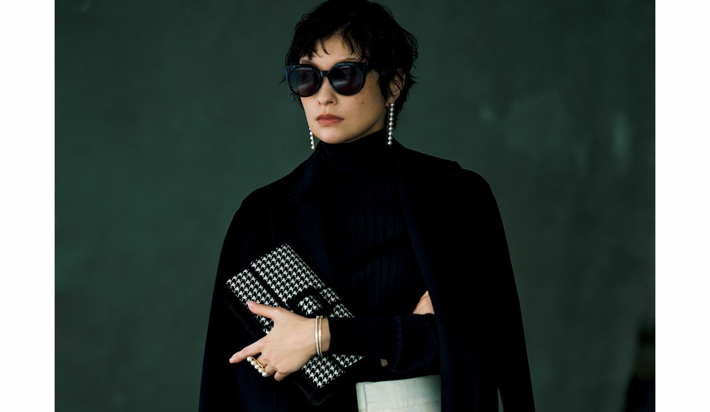 「スローン」の黒タートル、「ブラミンク」のコート、「TASAKI」のジュエリーを着用したモデル・太田莉菜さん