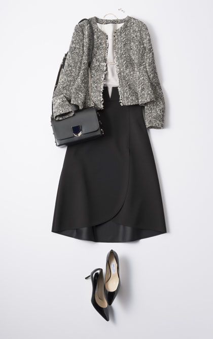 ジャケット￥70,000（YOKO CHAN）、ブラウス￥18,000（オンワード樫山<ベイジ,>）、スカート￥29,000（ADORE）、ピアス[18Kイエローゴールド×あこや真珠×ブラックスピネル]￥150,000・ネックレス[18Kイエローゴールド×あこや真珠]￥396,000（TASAKI）、バッグ￥192,000・靴￥74,000（JIMMY CHOO）