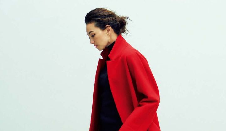 冬に目立つ大人かわいい赤コート着こなし集