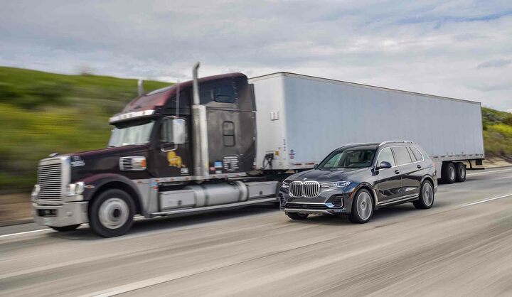 X7が小さいのではなく、トレーラーが大きいのだ! アメリカならではの光景。