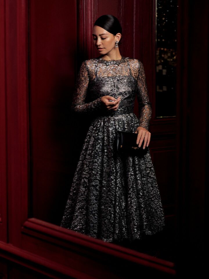 「ドルチェ＆ガッバーナ」のメタリックドレスを着用したモデルのRINAさん