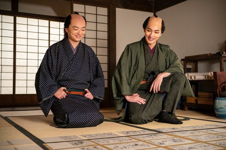 弟のようにかわいがるて歌麿(染谷将太さん)の横で相好を崩すその顔立ちにも「落ち着きのある大人な雰囲気」が。(C)NHK