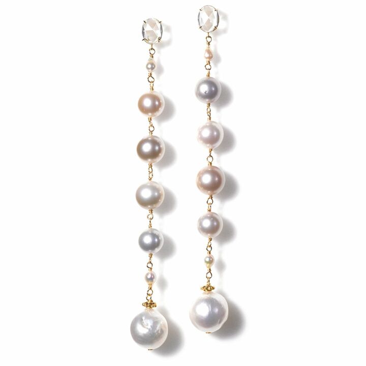 ピアス￥250,000［イエローゴールド×ホワイトトパーズ×白蝶真珠×あこやベビーパール］（ボン マジック サロン）[Precious2018年12月号83ページ]