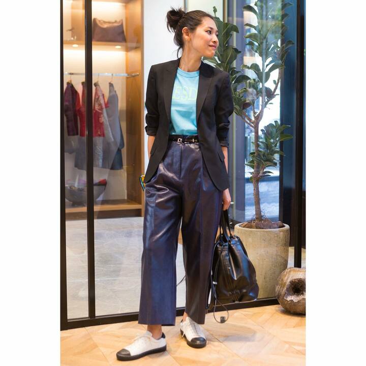 ストラスブルゴ オリジナルのパターンオーダージャケット¥76,500〜・アルベルタ フェレッティのTシャツ(ソックスとセット)¥33,000・サポート サーフェスのパンツ¥46,000・ニッキーのチーフ¥7,000・メゾン ボワネのベルト¥12,000・パコ ラバンヌのバッグ¥66,850・アヴァン コンバースのスニーカー¥30,000(ストラスブルゴ)