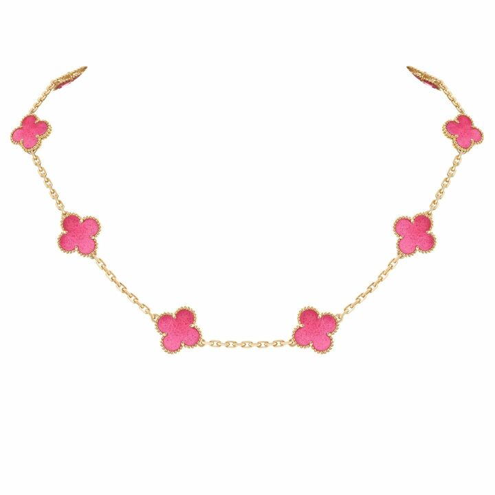 ネックレス「ヴィンテージ アルハンブラ ネックレス 10モチーフ」￥1,808,400【サイズ：直径21mm、素材：イエローゴールド×ピンクエナメル】