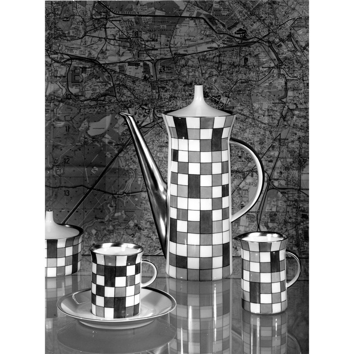 1961年 ローゼンタールとのコラボレーション。「コーヒーセット‘Quadratini’モチーフのプリント」Photo © Emilio Pucci Archive,Florence.