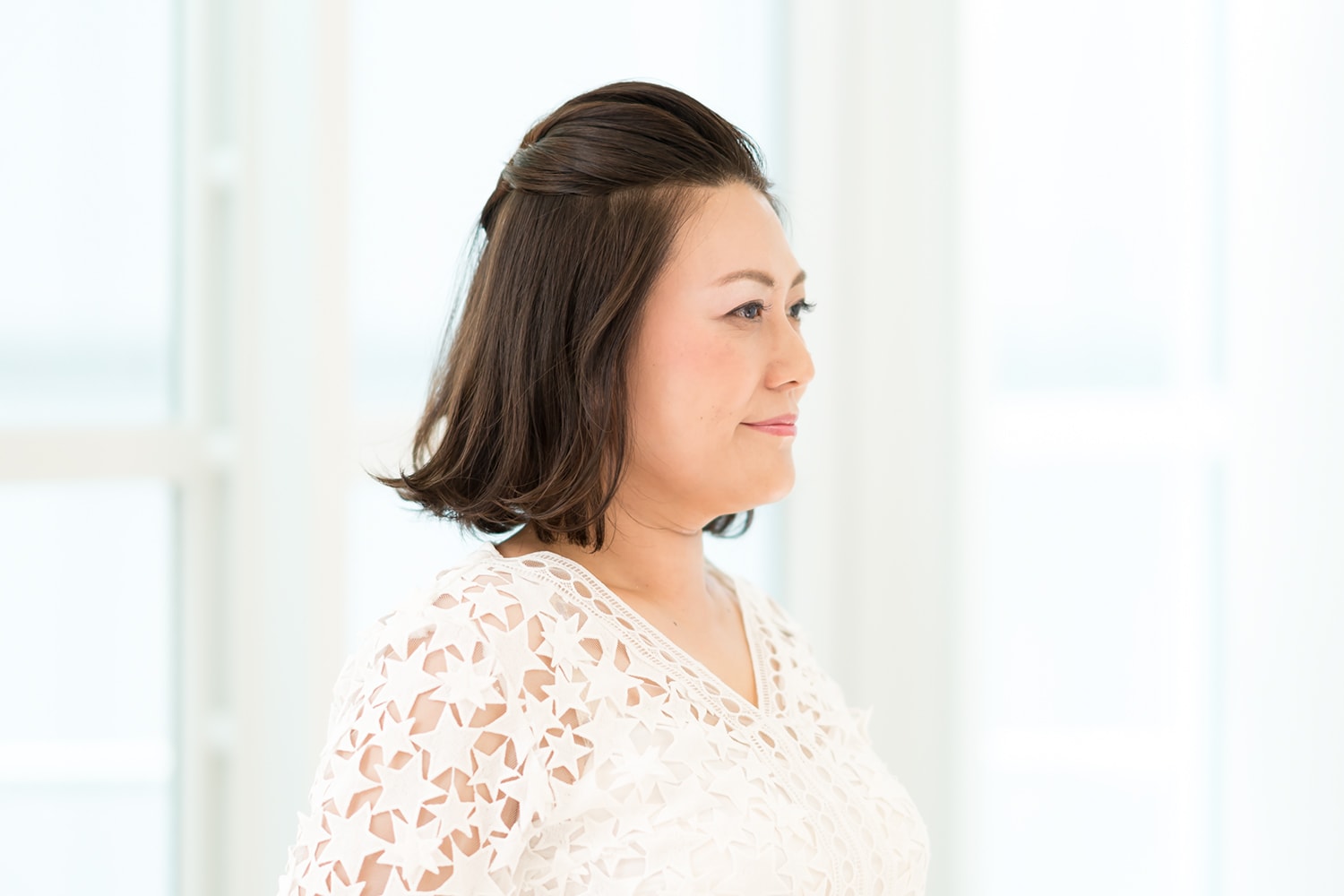遊びをもたせると大人の女性にふさわしいヘアアレンジに