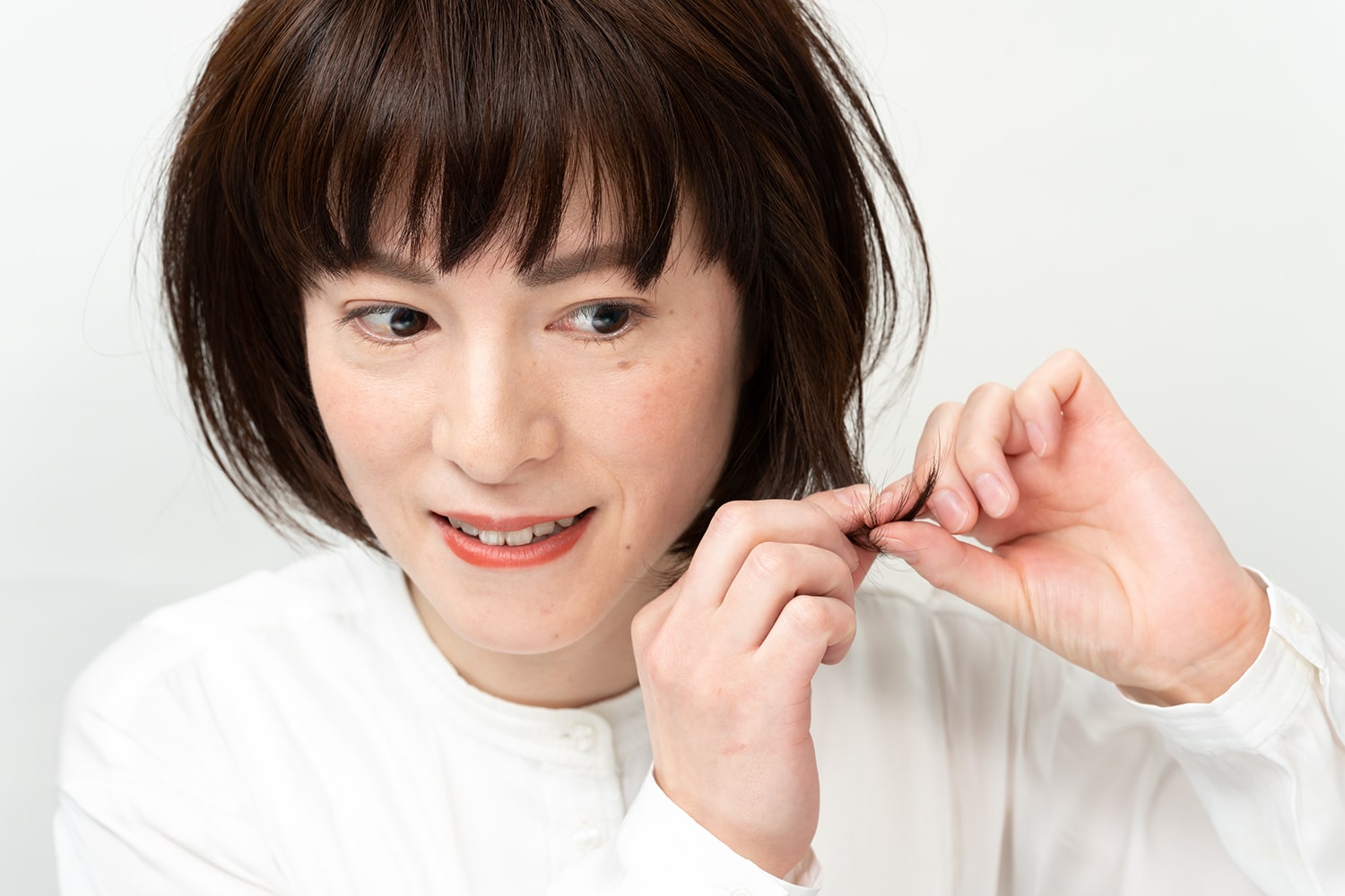 毛先を遊ばせるようにバランスを見ながらなじませて。