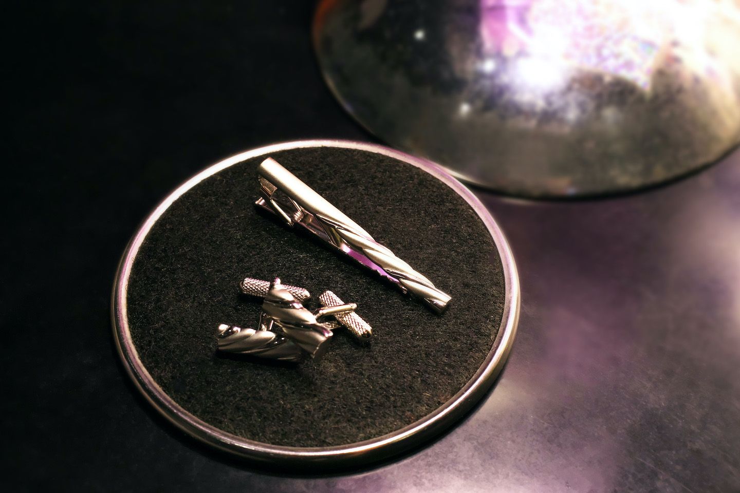 カフス¥10,000・タイバー¥5,000(Y&Mプレスルーム〈キャサリン ハムネット ロンドン〉)