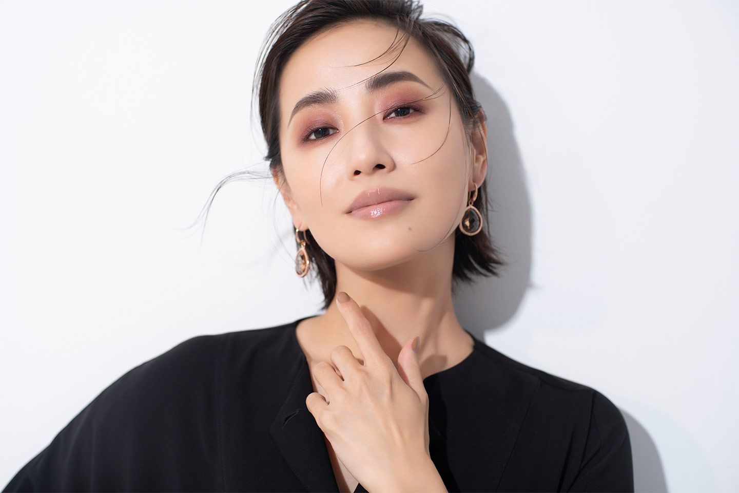 トレンドのプラム色アイシャドウ、脱グラデ塗りで抜け感のある印象に。