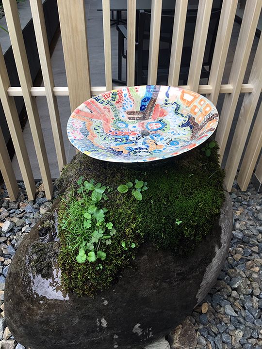 エントランスにある手水も各棟の担当アーティストが手掛けたものに。写真は日比野克彦氏作。