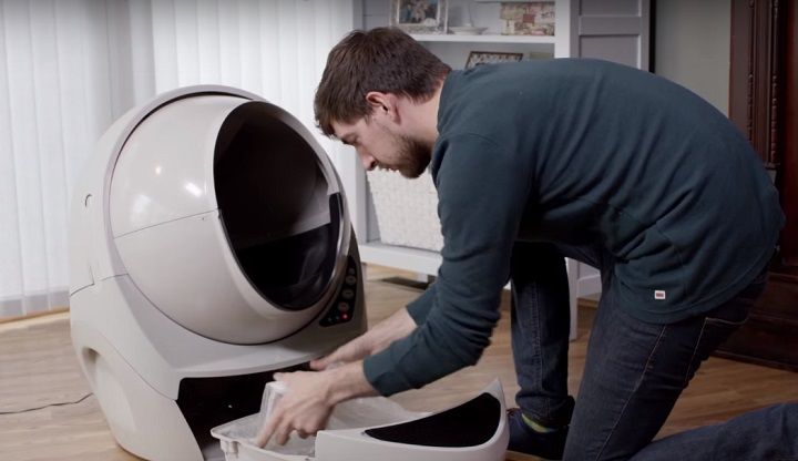 手を汚さずに袋を取り替えるだけなので、定期的なメンテナンスも簡単!〔出展元:Litter-Robot公式YouTube〕