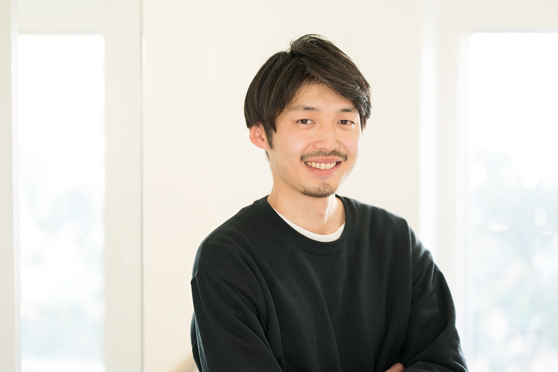 六本木美容室 西麻布店スタイリスト・西家直志さん。「ここ最近ゴルフにハマっていて、月1回はコースに出ています。今は100の壁を越えるのが目標です」