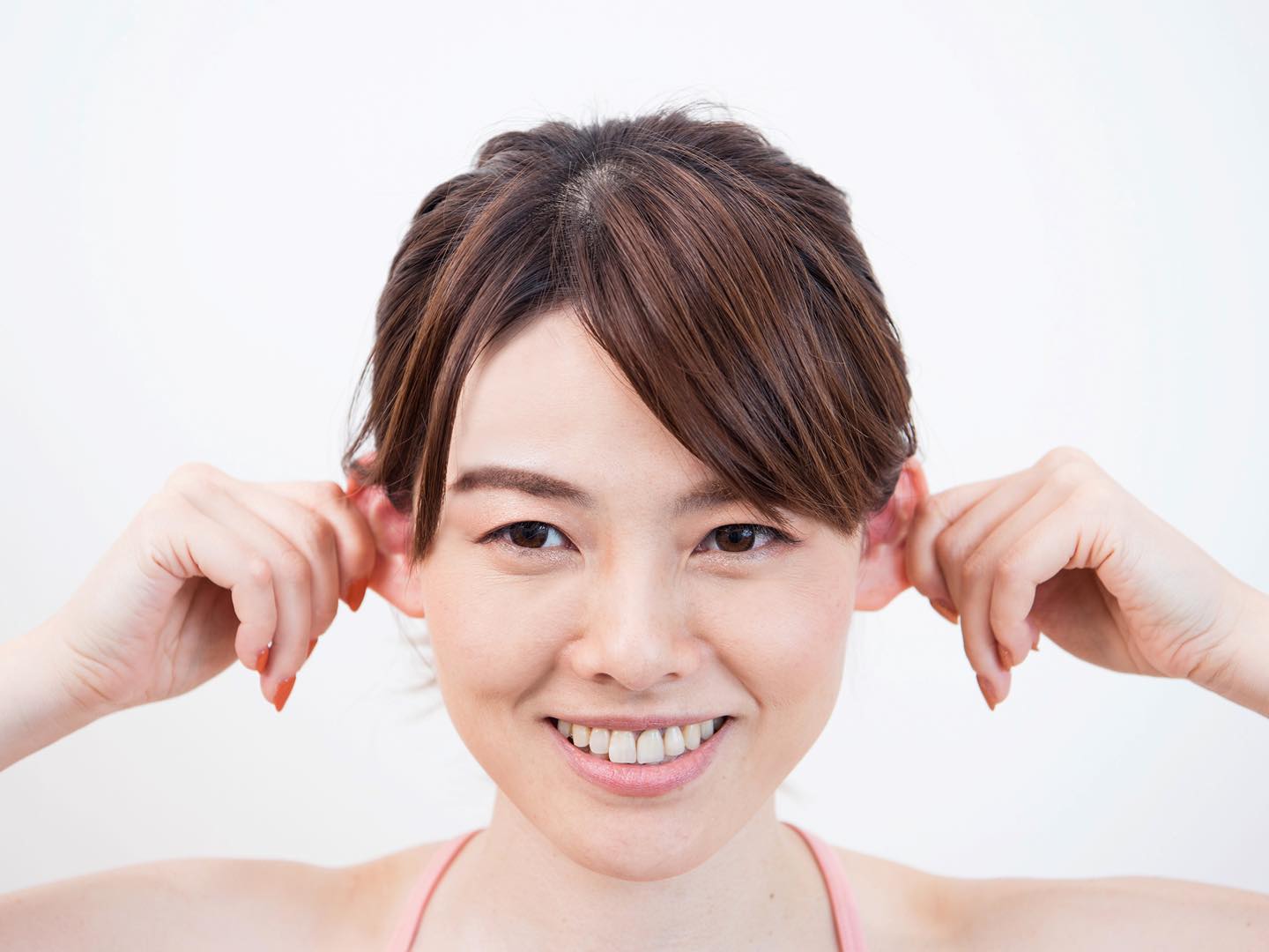 耳をマッサージしている女性