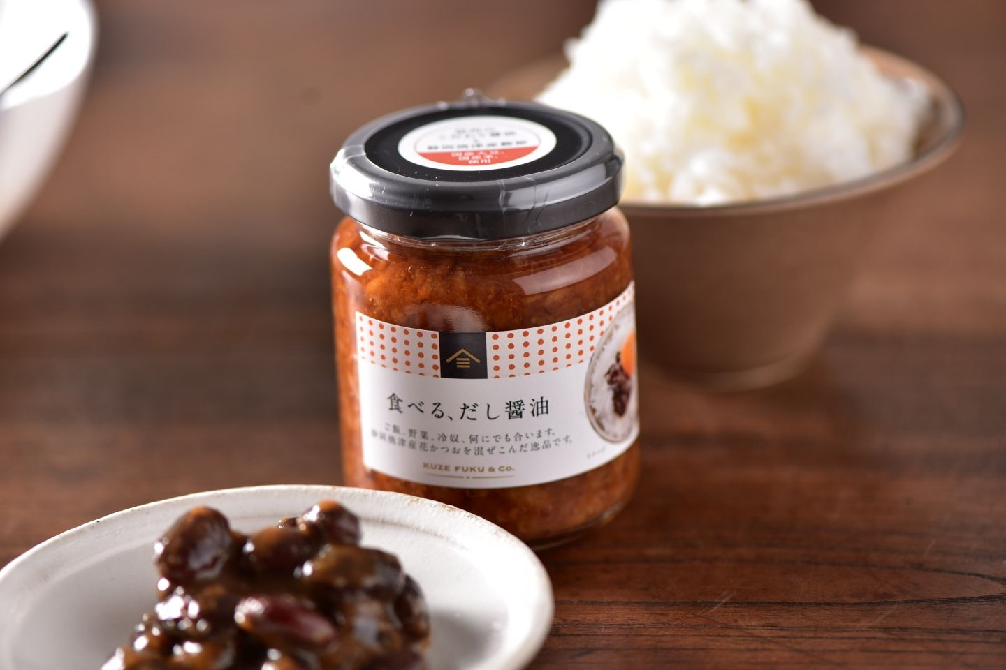 久世福商店「食べる、だし醤油」がテーブルに並んだ画像