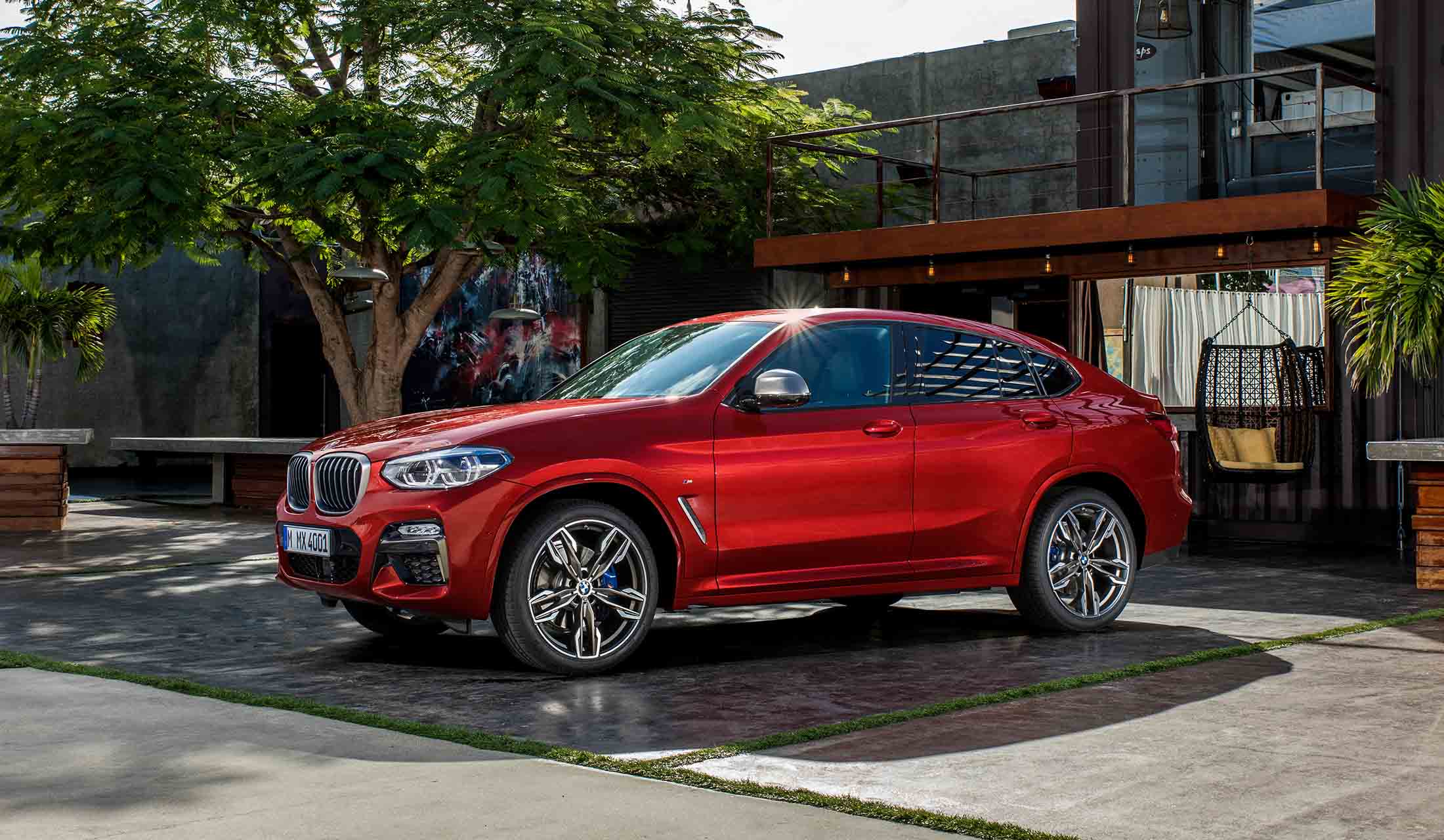 日本の道でも扱いやすいミドルサイズのX4が、国産車並みの短いスパン(約4年半)で2世代目に進化。これはプラットフォームを切り替える事情もあるのだろうが、クーペスタイルのSUVが世界中で人気を集めているのも理由だろう。