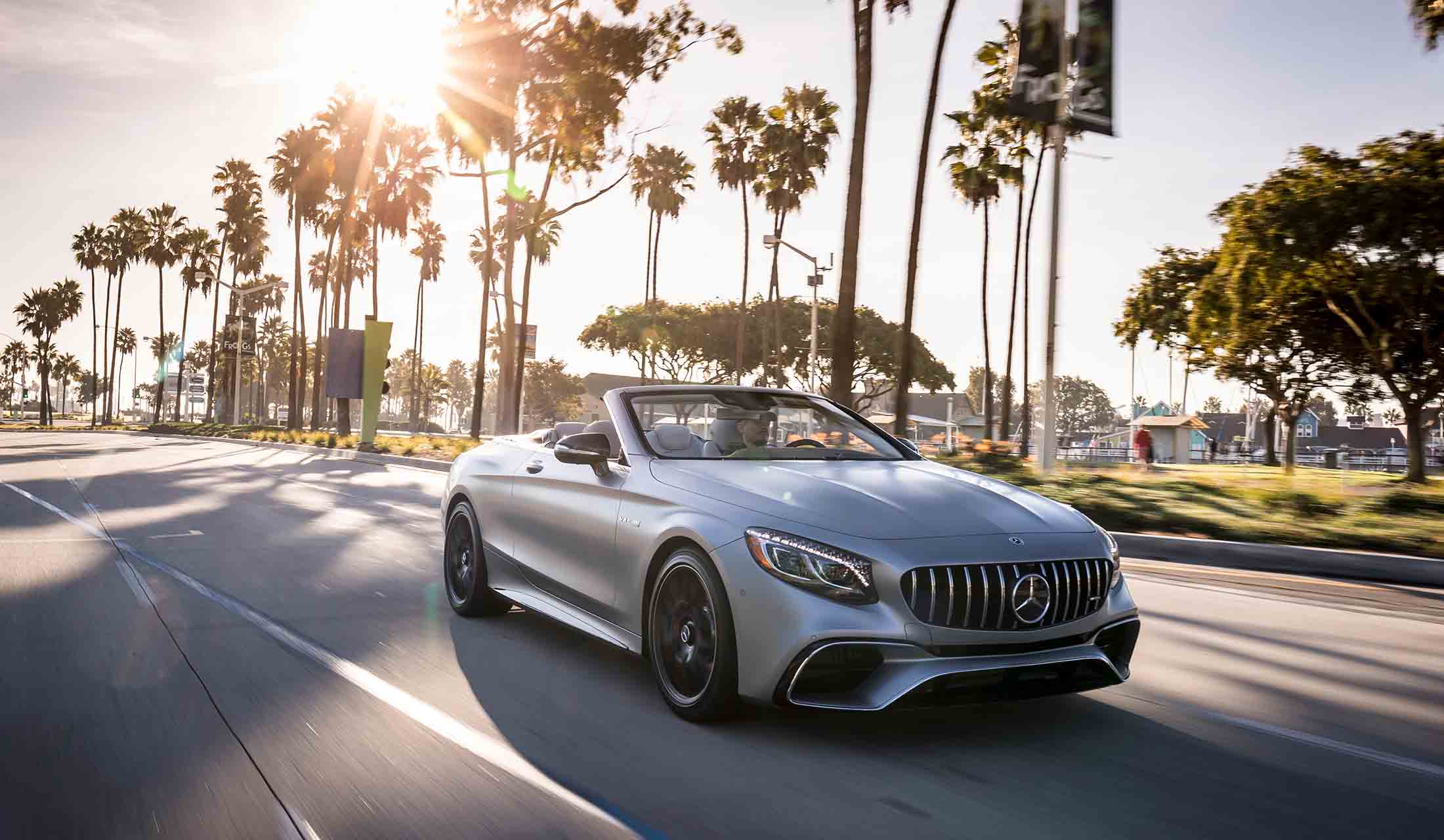1950年代のカレラパナメリカーナ・メヒコ公道レースに「300SL」で挑戦していた同社の歴史を踏まえた、「パナメリカーナグリル」がメルセデスAMGモデルに備わる。