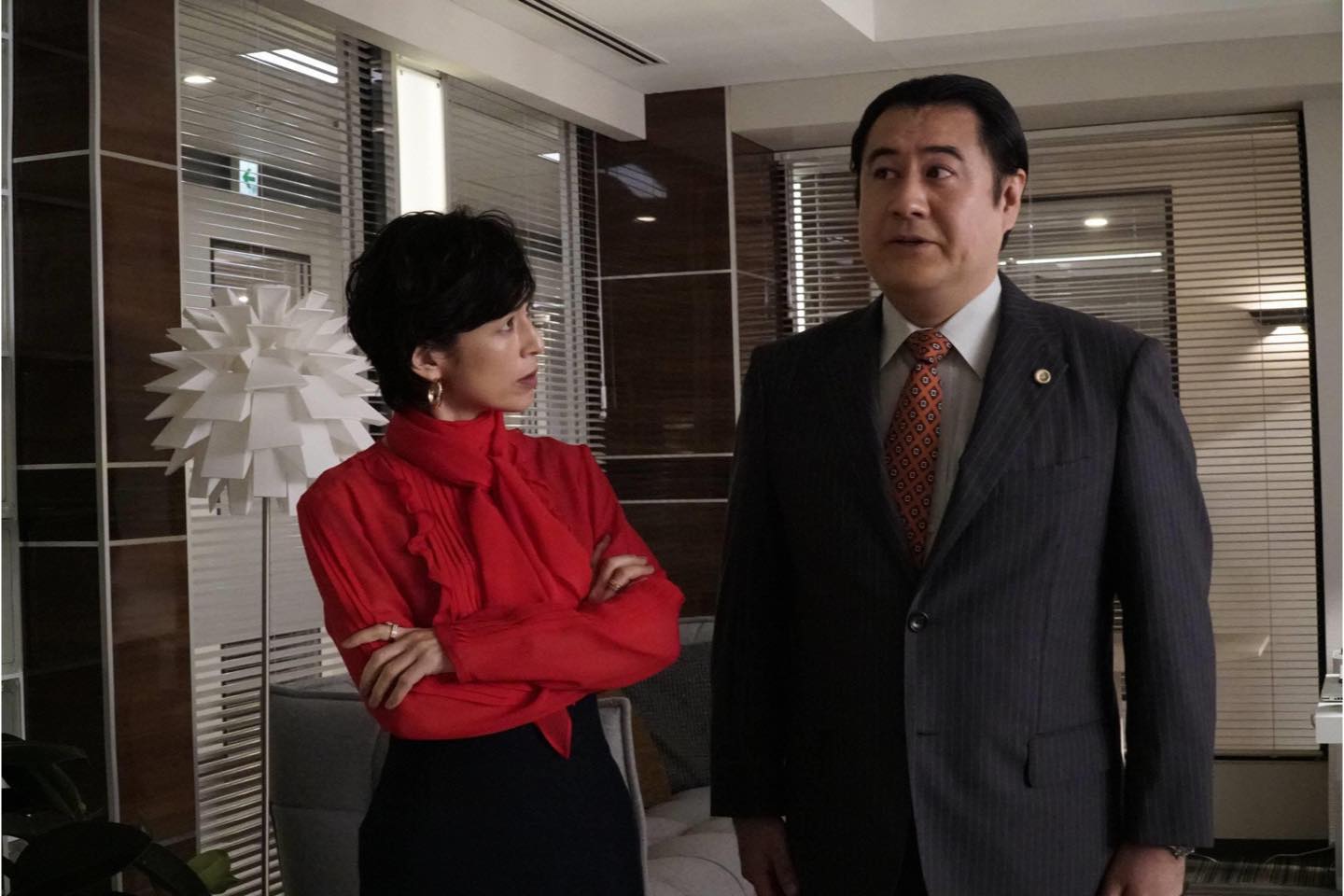 顔周りが華やかになり、元気な印象に。