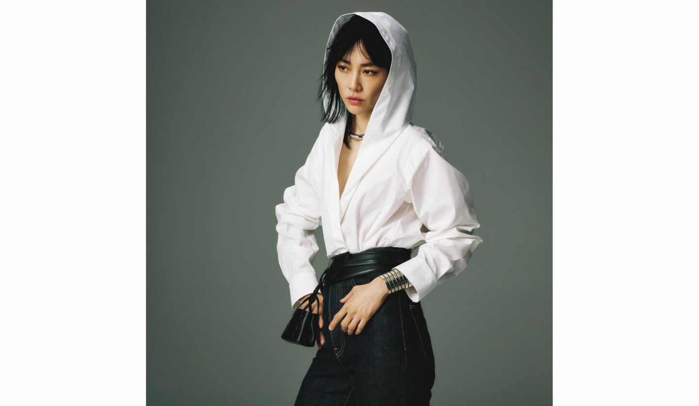 俳優・菊地凛子さんが「アライア」モードなフード付き白シャツにデニムを合わせたコーデ