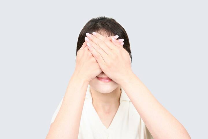 両手で目を覆い、暗闇を5分間見つめる