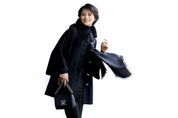 ケープ・ニット・パンツ・ストール［142.5×142.5㎝］・バッグ（ルイ・ヴィトン）　撮影／熊澤 透　『Precious11月号』小学館、2017年