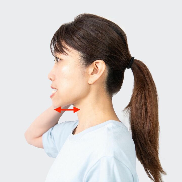 耳を引っ張ったまま、あごを前後に動かす