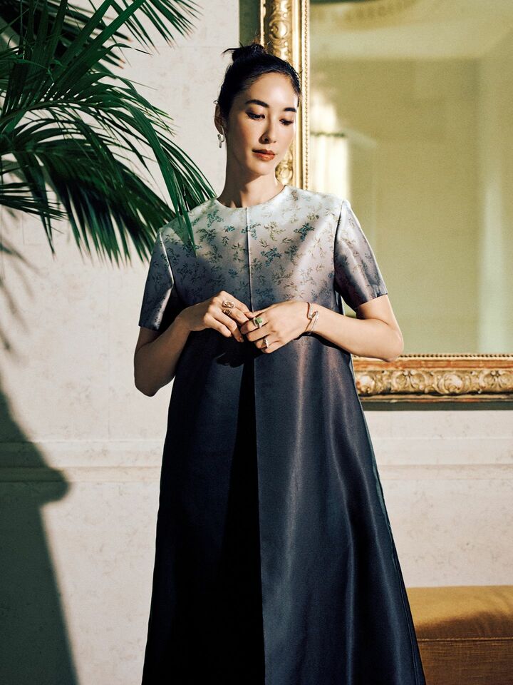 「ジルサンダー」のウエアを纏ったモデルの立野リカさん