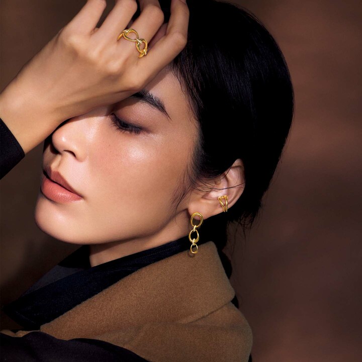 「ジョージ ジェンセン」のジュエリーを着用したモデルの立野リカさん