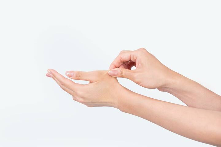 親指と人さし指でつまみながら軽く引っぱる