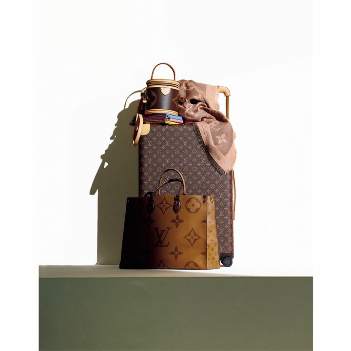 トロリー「ホライゾン70」￥406,000【縦68×横46×マチ26cm】・ジャイアント・モノグラムのワンハンドルレザーストラップ付きバッグ「カンヌ」￥288,000【高さ17×幅15×マチ15cm】・機内バッグとしても最適なトートバッグ。「オンザゴーGM」￥267,000【縦34×横41×マチ19cm】・カシミヤシルクの大判ストール￥111,000【縦142.5×横142.5cm】・本 上から／『シティ・ガイド パリ』・『シティ・ガイド ローマ』・『シティ・ガイド 東京』各￥3,400 （ルイ・ヴィトン）　［Precious2019年8月号78ページ］