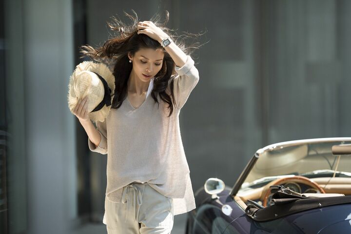 時計『ボーイフレンド』［ケース：ホワイトゴールド×ダイヤモンド　ケースサイズ：縦37×横28.6㎜　ストラップ：アリゲーター　手巻き］￥2,917,500・ホワイトアリゲーターストラップ[別売り]￥40,000・イヤリング『ウルトラ コレクション』［ホワイトゴールド×ホワイト セラミック×ダイヤモンド］￥397,500・同リング￥290,000・同ブレスレット［ホワイトゴールド×ホワイト セラミック］￥683,000 (シャネル)　