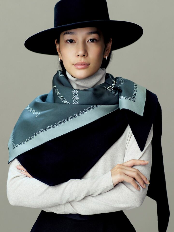 柄スカーフに無地ストールをレイヤードしたモデルの大塚まゆかさん