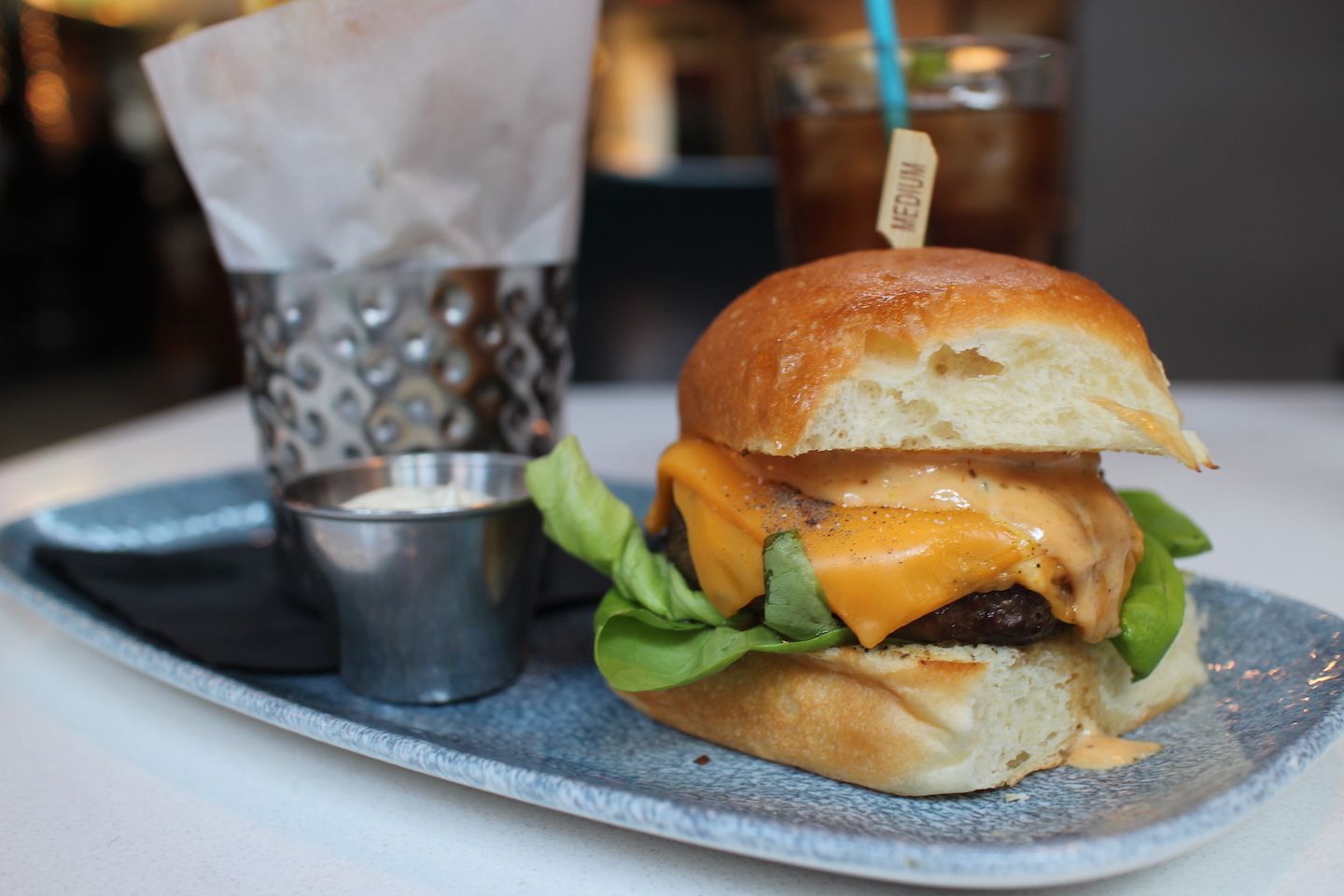 House Burger($15)とTruffle Fried($2)、コーラ($2.50)