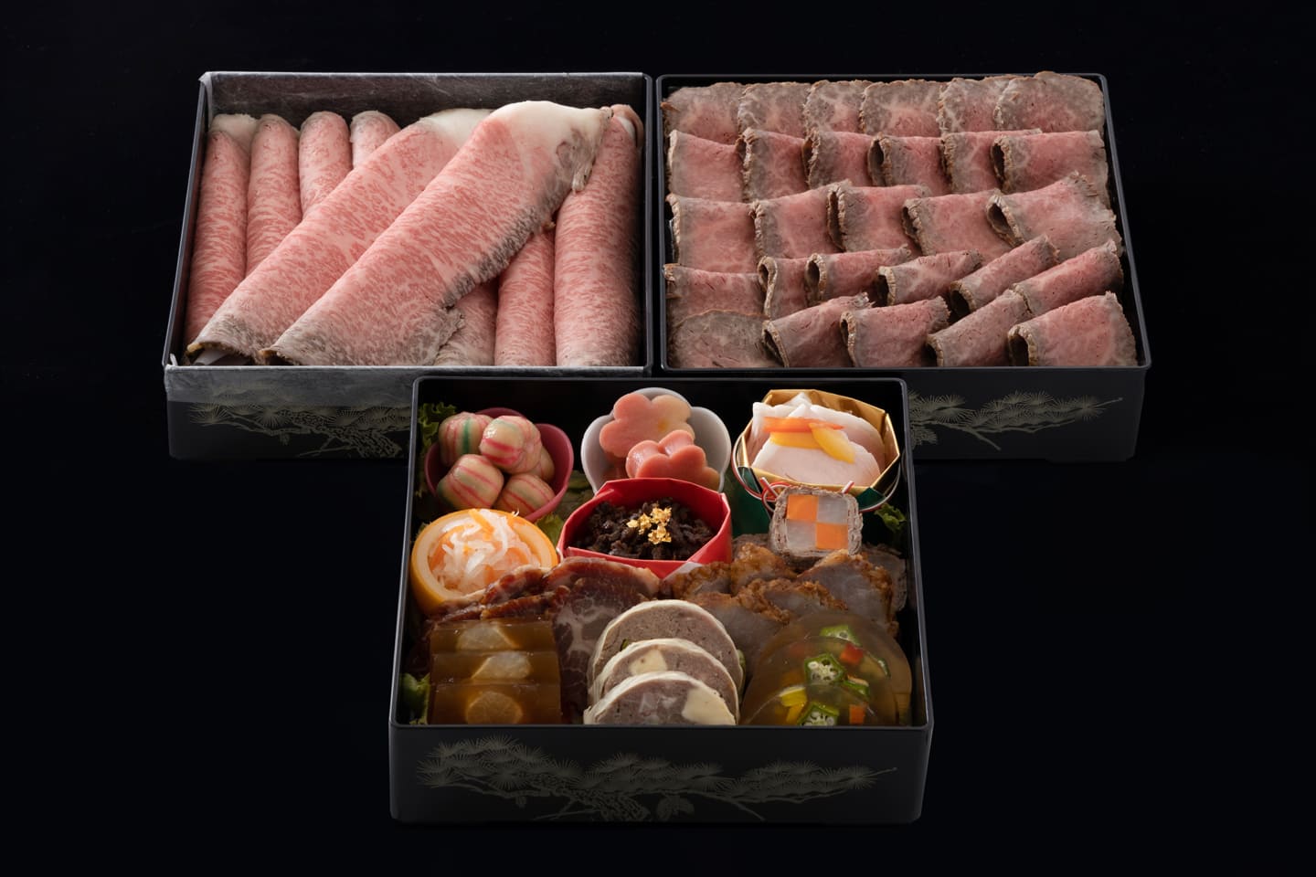 「厳選国産黒毛和牛【目利きオリジナル】6.5寸重三段」¥32,400、壱の重 ロース塩釜焼き 約500g、弐の重 ローストビーフ(モモ 約450g) 、参の重 生麩の含め煮二種/ロースハムマリネ/なます/し ぐれ煮/黒毛和牛のさいぼし/和牛コンソメのゼリー寄せ/ 吟選ミートローフ湯葉巻き/和牛すじ肉の煮こごり/和牛モ モ肉の市松巻き/氷室豚ローストポーク 計約400g