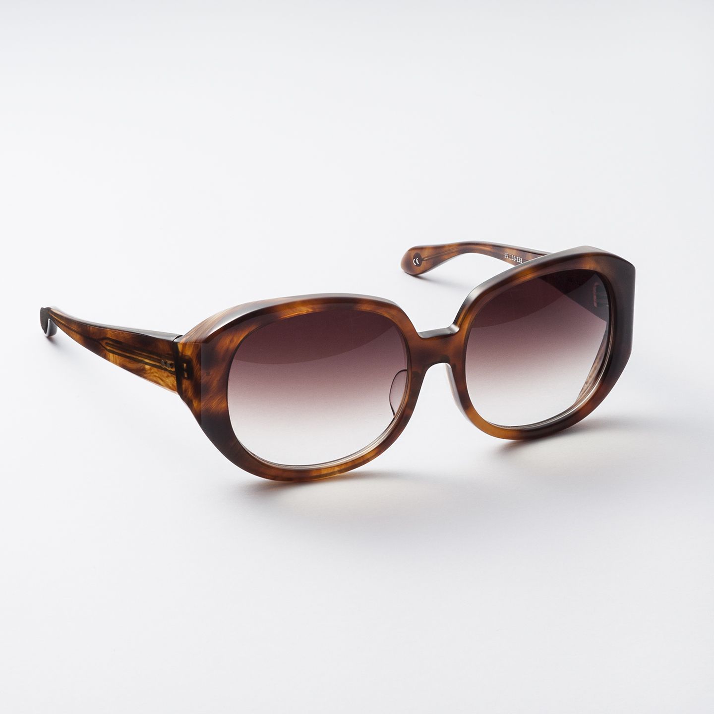 サングラス「レイナ」¥33,500(タカロック〈クレア〉)
