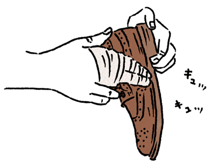 靴クリームを少量ずつ、ていねいに伸ばして革靴に塗る