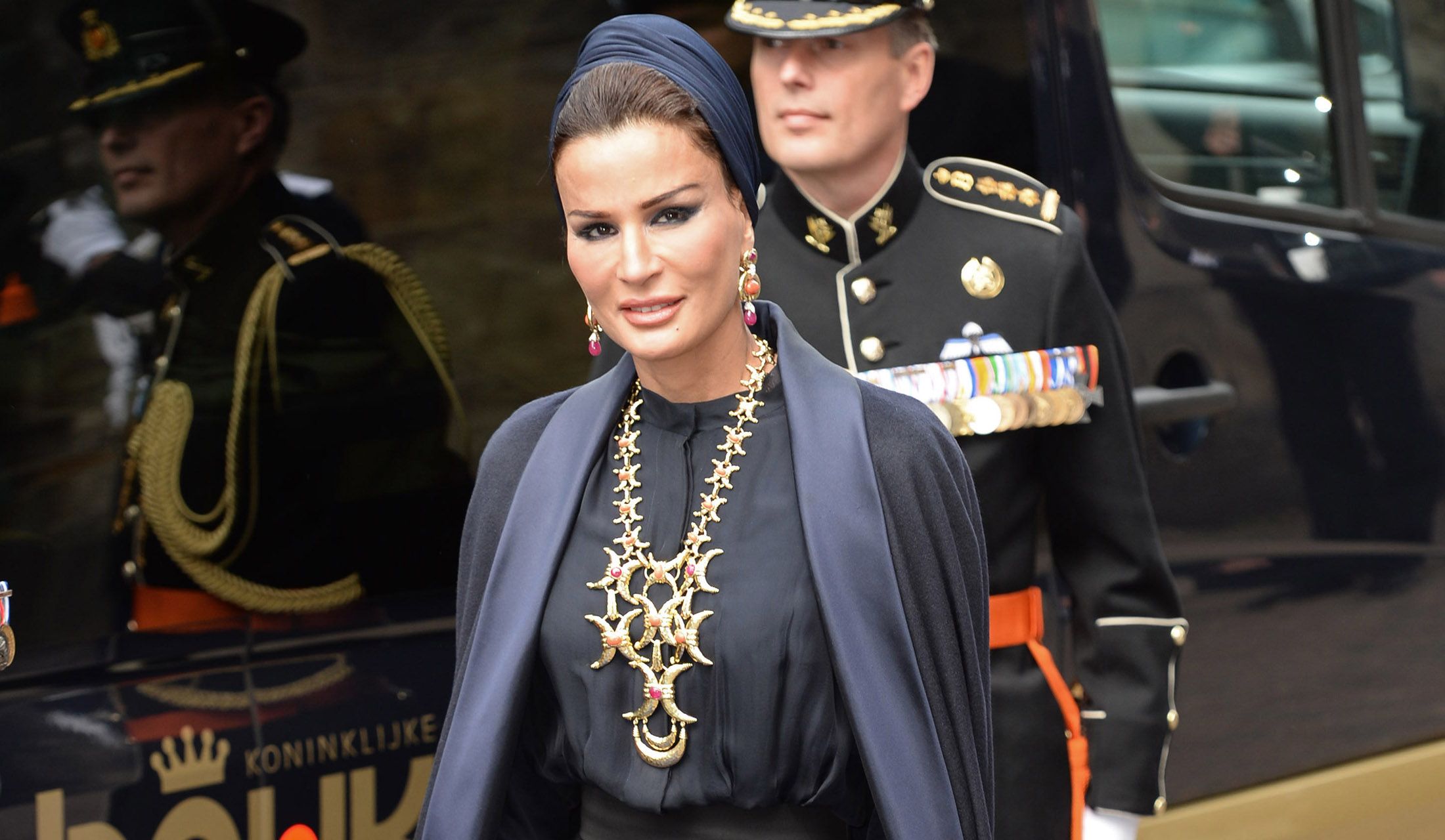 ロイヤル界のベストドレッサー！モーザ王妃の「華麗なるドレスアップ・スタイル」に注目 Precious.jp（プレシャス）