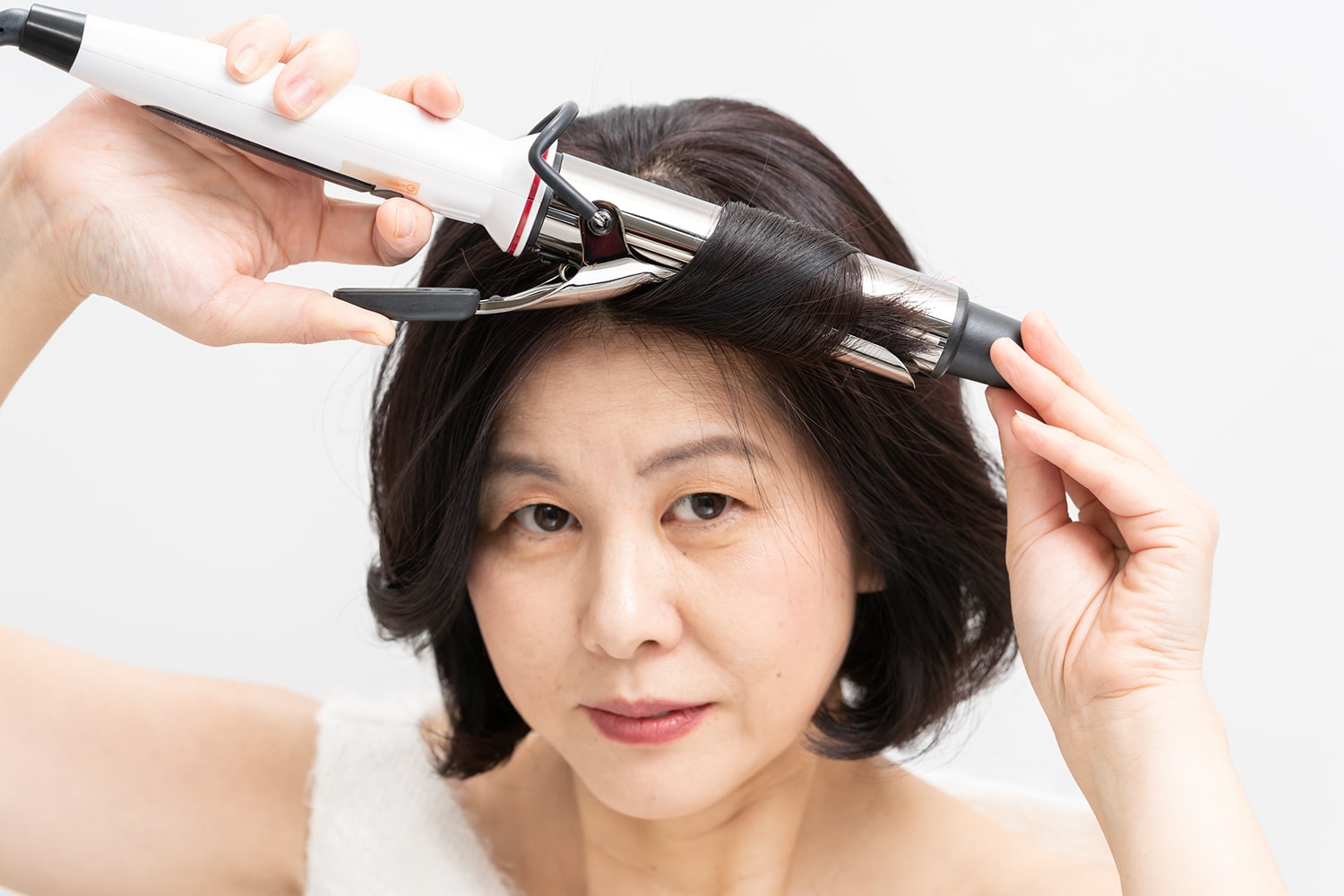 前髪は毛先というより毛束の中間を巻くつもりで縦巻きに。