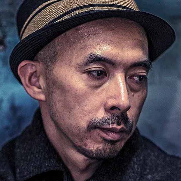 「スロウガン」「オーベルジュ」デザイナー・小林学さん。業界ではその博覧強記ぶりは有名です。©︎Amvai
