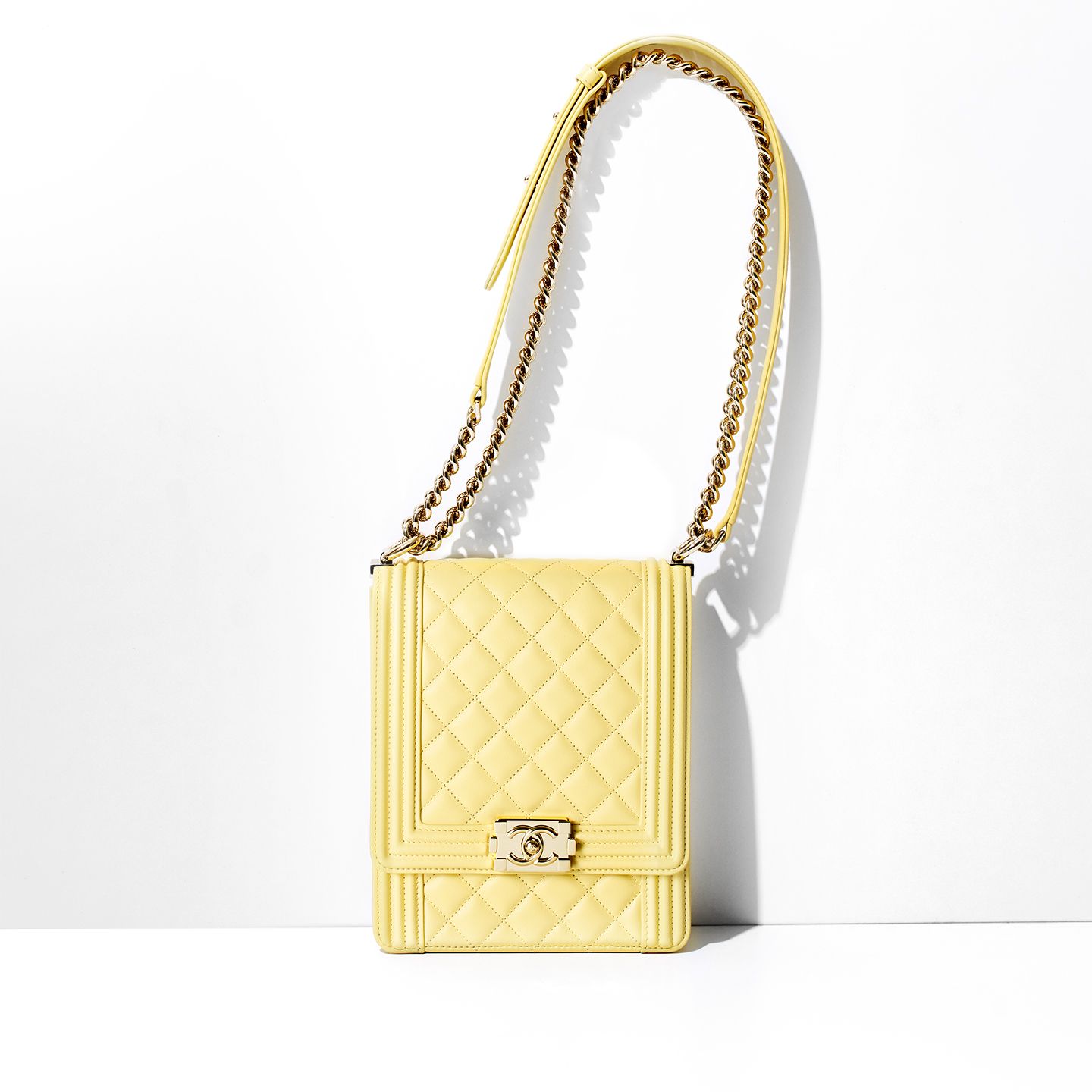 バッグ「ボーイ シャネル」【縦19.5×横16×マチ6cm】¥453,000(税抜)