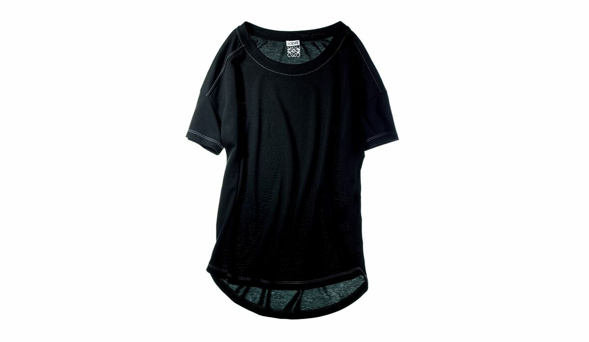 ロエベの黒Tシャツは、おしゃれをしたい日の「特別なTシャツ 