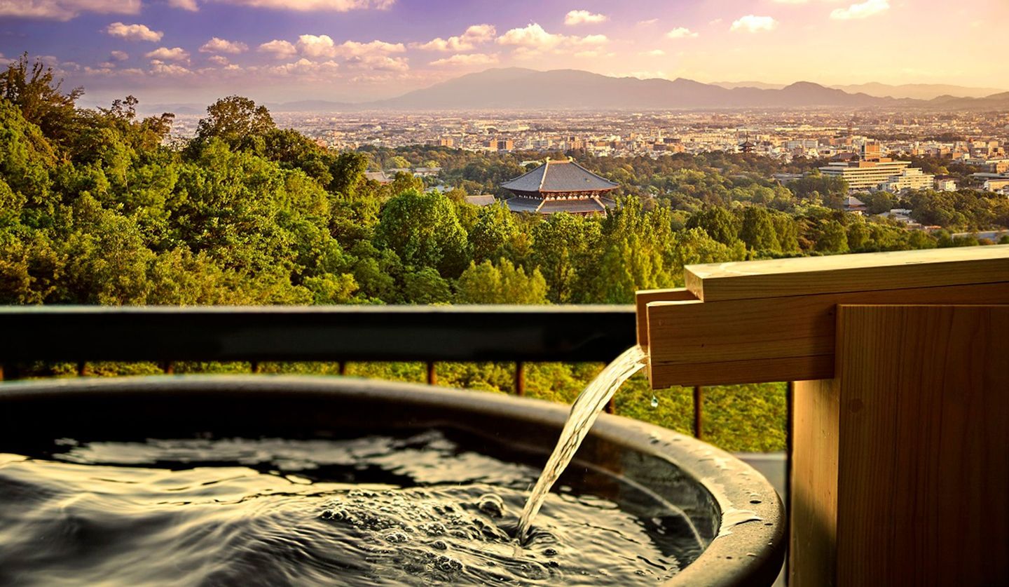 「アンドホテル 奈良若草山（ANDO HOTEL 奈良若草山）」の絶景を望む露天風呂