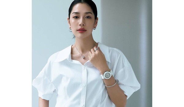 【夏の白シャツコーデ洗練ペアリング術】ジュエリーも“ホワイト”で統一してさらなるクラスアップを叶えて！