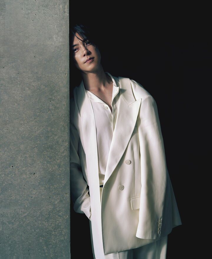 ヴァレンティノの衣装を纏った山下 智久さん