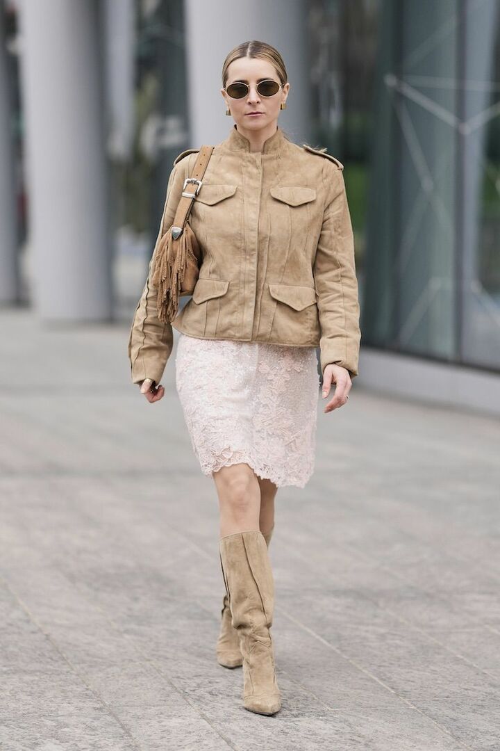 ワントーンの間延びを解消させるべく、膝周りを肌見せ。