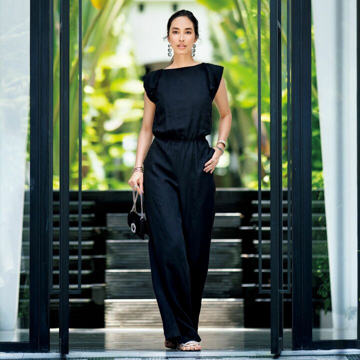 コンビネゾン¥73,000（J &M デヴィッドソン 青山店） サンダル¥87,000・バッグ¥145,000（JIMMY CHOO） ピアス¥18,0000 （アガット）バングル［左手/手首側から］¥21,000・¥42,000・［右手］¥37,000（SILVER SPOON） リング［左手］¥135,000・［右手 ］140,000（アズラボ ）[Precious2019年8月号73ページ] 　撮影／水田 学