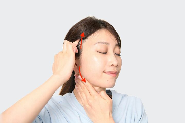 フェースラインに２本指を置いてテンションをかける